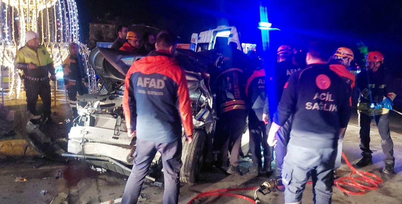 Freni boşalan kamyon dehşet saçtı! Kırmızı ışıkta bekleyen araçları biçti