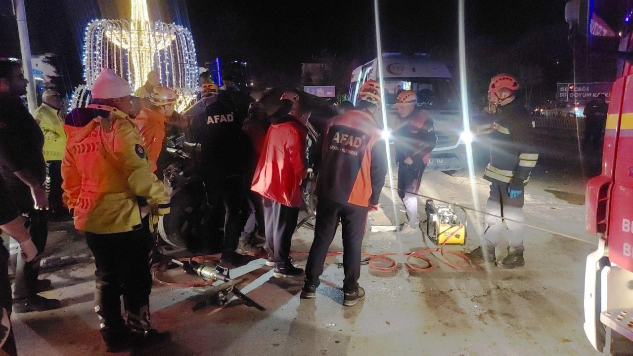 Foto - Freni boşalan kamyon dehşet saçtı! Kırmızı ışıkta bekleyen araçları biçti