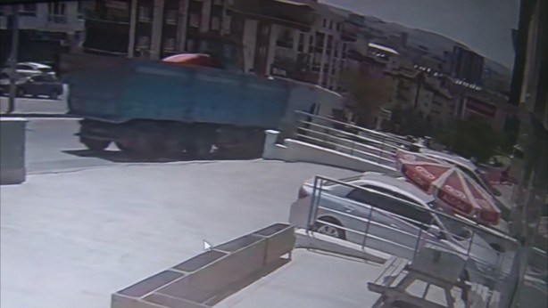Freni boşalan kamyon markete daldı