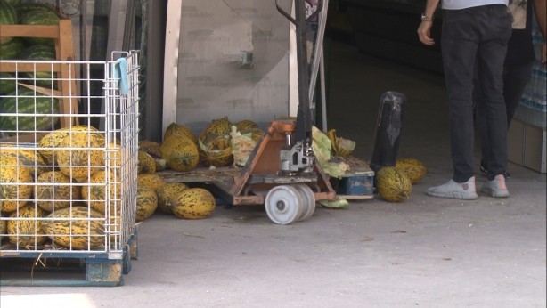 Foto - Freni boşalan kamyon markete daldı