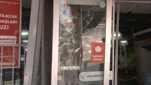 Foto - Freni boşalan kamyon markete daldı