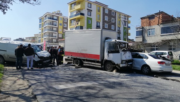 Foto - Freni boşalan kamyon otomobilleri biçti