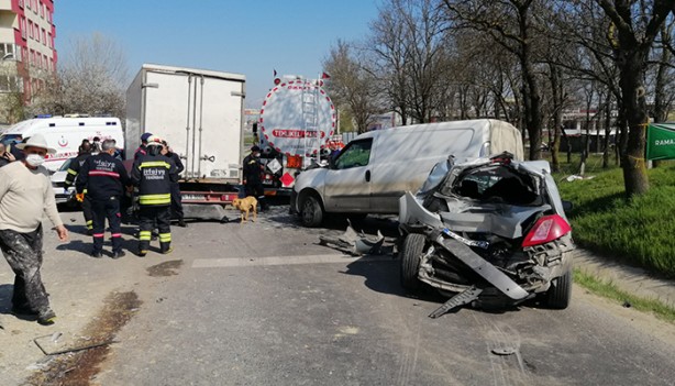 Foto - Freni boşalan kamyon otomobilleri biçti
