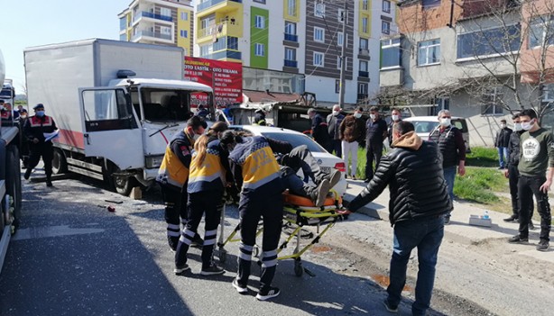 Foto - Freni boşalan kamyon otomobilleri biçti