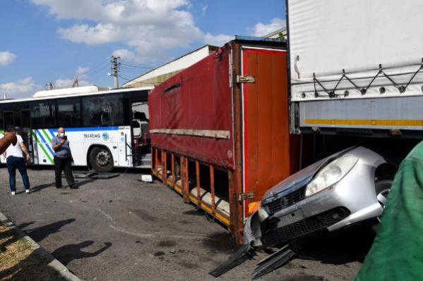Foto - Freni boşalan otobüs 7 araca çarparak durabildi