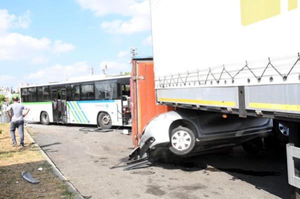 Foto - Freni boşalan otobüs 7 araca çarparak durabildi