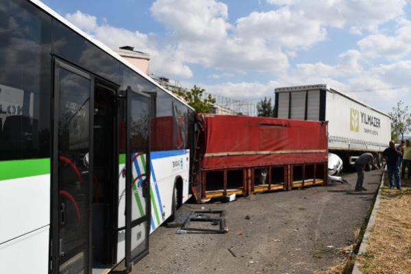 Foto - Freni boşalan otobüs 7 araca çarparak durabildi