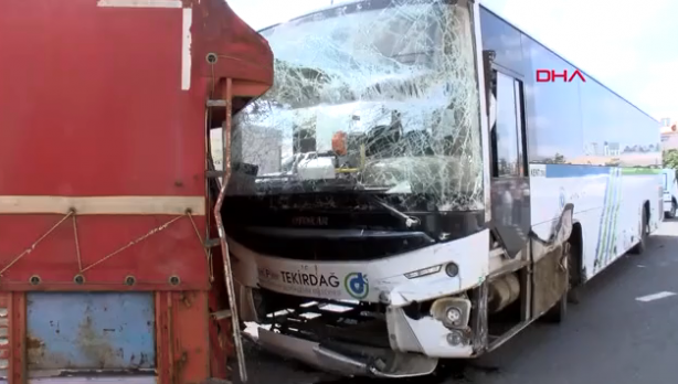 Foto - Freni boşalan otobüs 7 araca çarparak durabildi