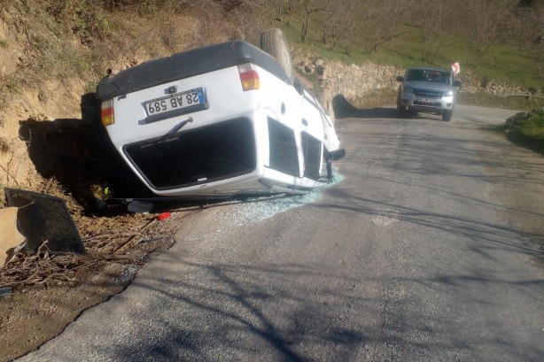 Foto - Freni boşalan otomobil ters döndü