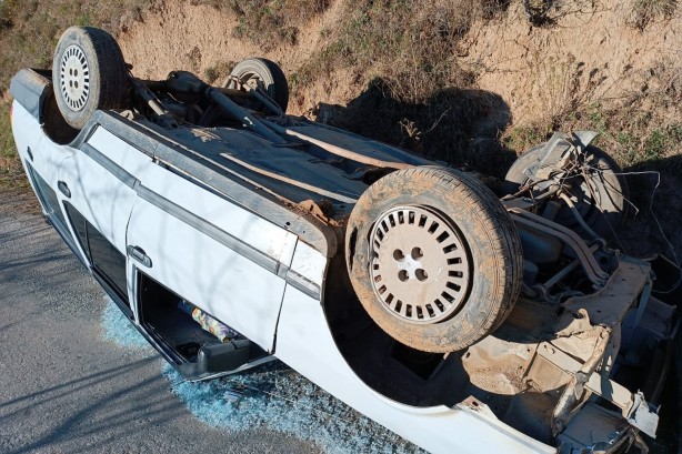 Foto - Freni boşalan otomobil ters döndü