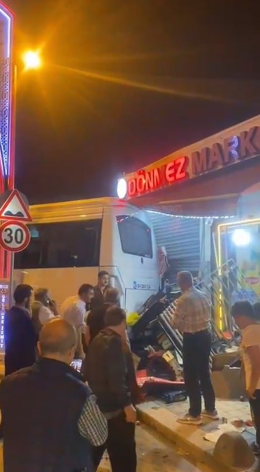 Freni boşalan park halindeki servis midibüsü markete daldı