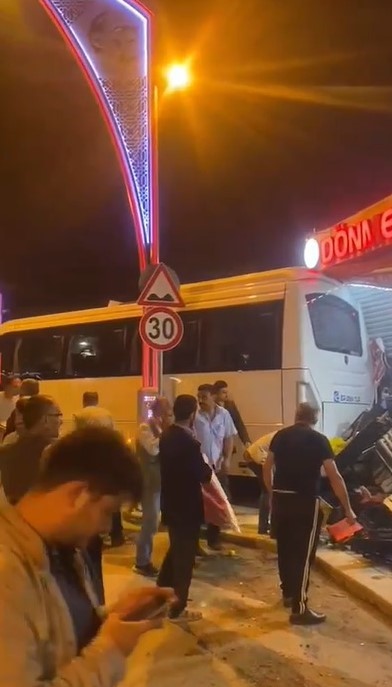 Foto - Freni boşalan park halindeki servis midibüsü markete daldı