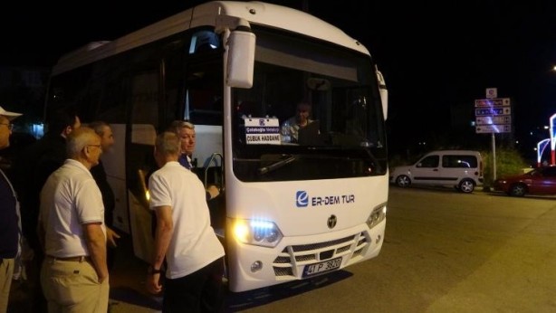 Foto - Freni boşalan park halindeki servis midibüsü markete daldı