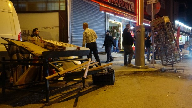 Foto - Freni boşalan park halindeki servis midibüsü markete daldı