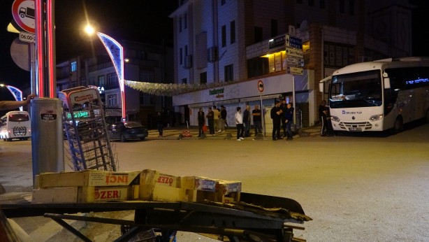 Foto - Freni boşalan park halindeki servis midibüsü markete daldı