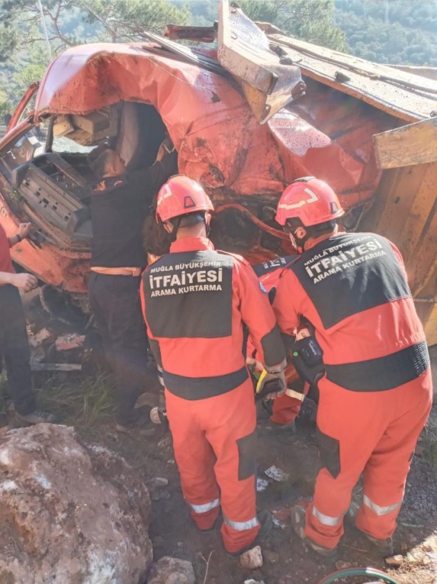 Foto - Freni boşalan TIR dağa çarptı