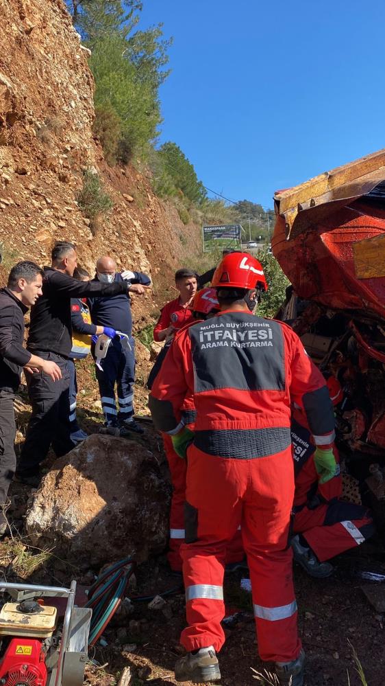 Freni boşalan TIR dağa çarptı