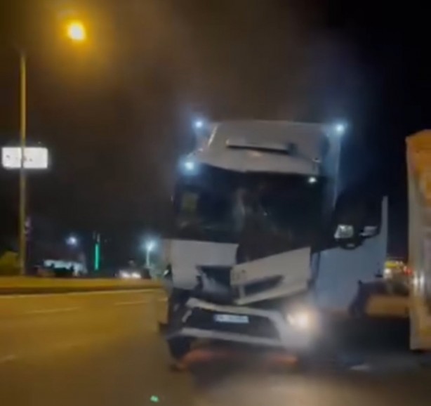 Foto - Freni boşaldı, ters şeride girip yandı