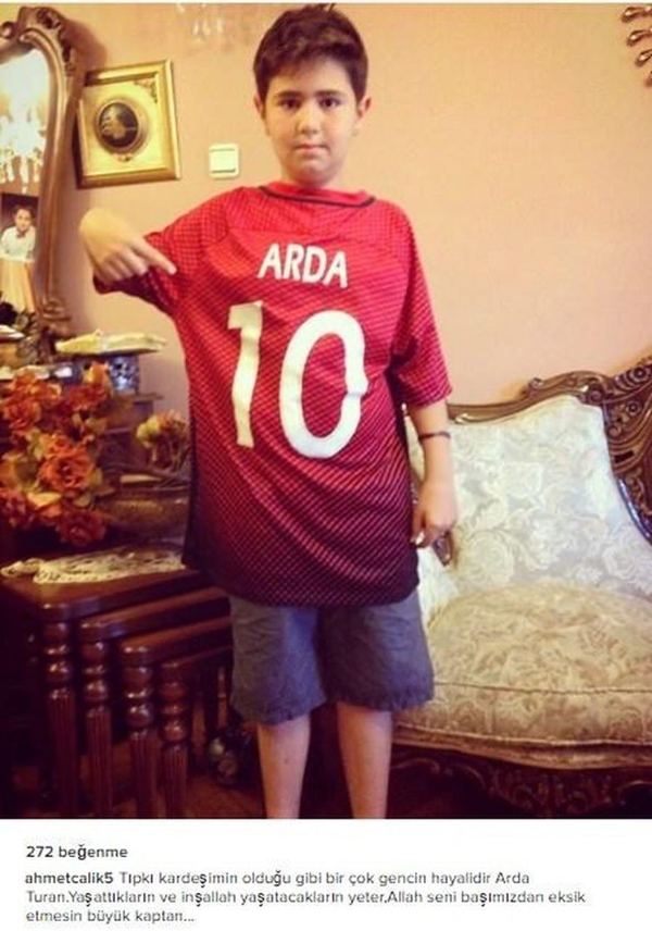 Foto - Futbol camiasından Arda Turan'a destek