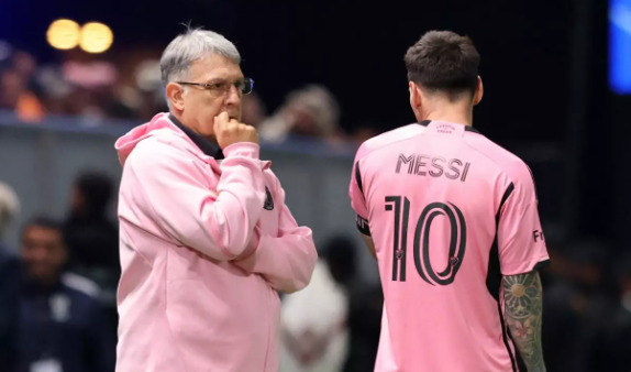 Foto - Futbol efsanesi ne hallere düştü! Messi Messi olalı böylesini görmedi