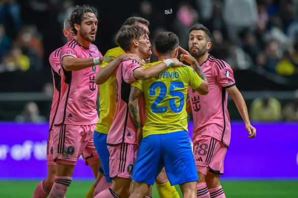 Foto - Futbol efsanesi ne hallere düştü! Messi Messi olalı böylesini görmedi