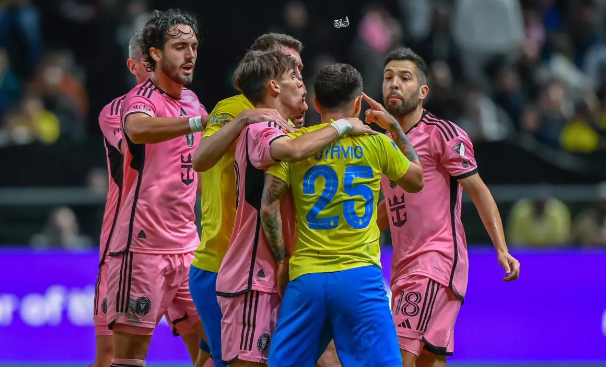 Foto - Futbol efsanesi ne hallere düştü! Messi Messi olalı böylesini görmedi