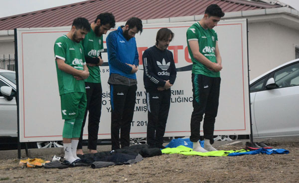 Foto - Futbolcular önce namaz kıldı! Sonra sahaya çıktı... Sonuç ise...