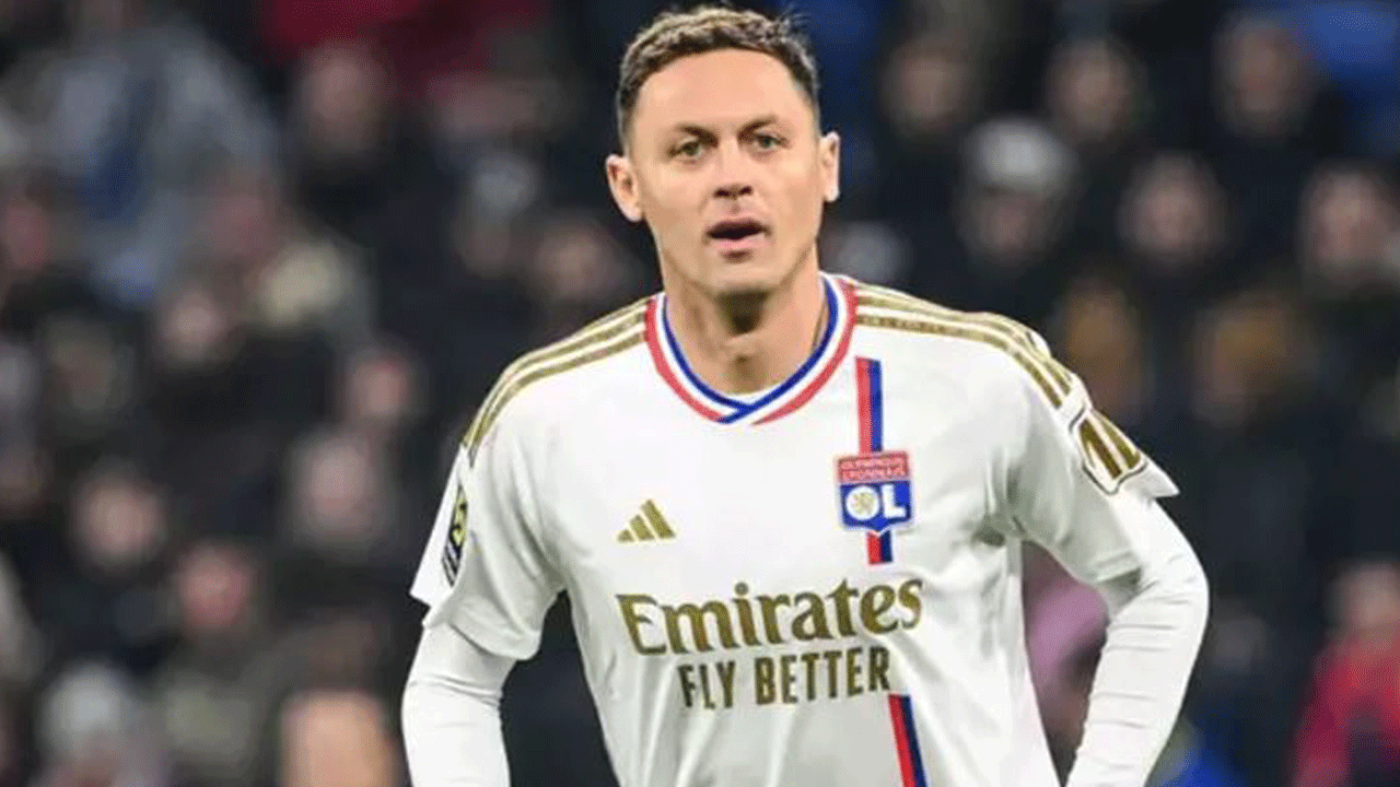 Foto - Futbola Lut kavmi mi hükmediyor? LGBT bayrağını kapatan Nemanja Matic 4 maç ceza aldı!