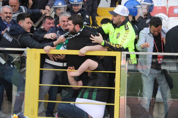 Foto - Futbola yakışmayan görüntüler! Taşlar havada uçuştu: Yaralılar var