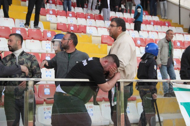 Foto - Futbola yakışmayan görüntüler! Taşlar havada uçuştu: Yaralılar var