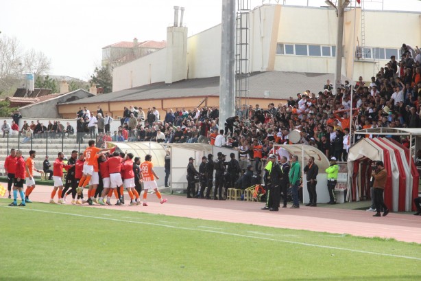 Foto - Futbola yakışmayan görüntüler! Taşlar havada uçuştu: Yaralılar var