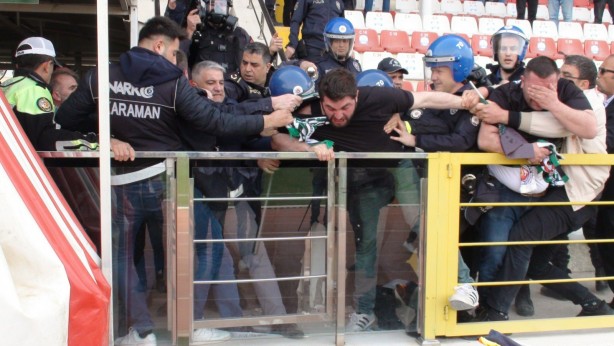 Foto - Futbola yakışmayan görüntüler! Taşlar havada uçuştu: Yaralılar var