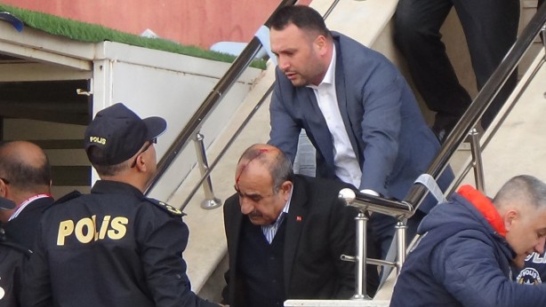 Foto - Futbola yakışmayan görüntüler! Taşlar havada uçuştu: Yaralılar var