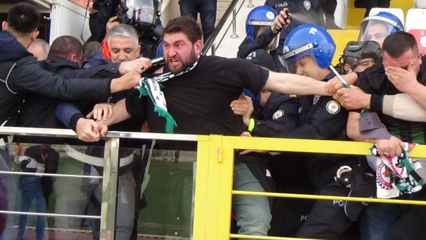 Futbola yakışmayan görüntüler! Taşlar havada uçuştu: Yaralılar var