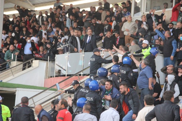 Foto - Futbola yakışmayan görüntüler! Taşlar havada uçuştu: Yaralılar var