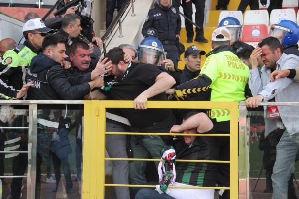 Foto - Futbola yakışmayan görüntüler! Taşlar havada uçuştu: Yaralılar var