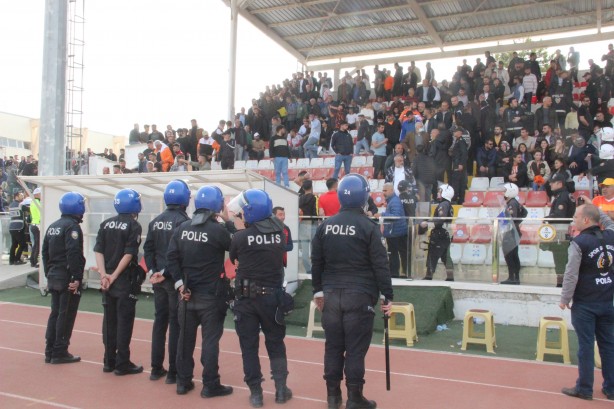 Foto - Futbola yakışmayan görüntüler! Taşlar havada uçuştu: Yaralılar var