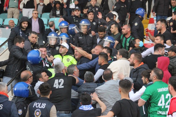 Foto - Futbola yakışmayan görüntüler! Taşlar havada uçuştu: Yaralılar var