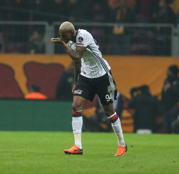 Foto - Futbolcuların ücretleri dudak uçuklatıyor ama o isim ücret almıyor! 