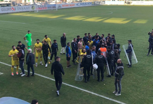 Foto - Futboldan men edin şunları! Kavgayı ayıran polislere bakın ne yaptılar