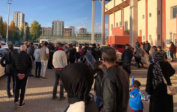 Foto - Futboldan men edin şunları! Kavgayı ayıran polislere bakın ne yaptılar