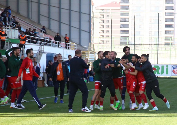 Foto - Futboldan men edin şunları! Kavgayı ayıran polislere bakın ne yaptılar