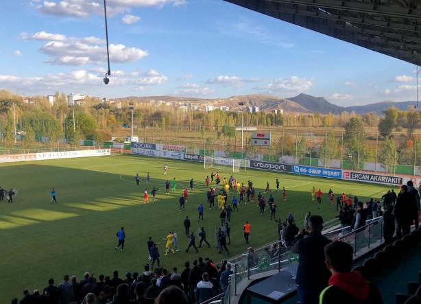 Futboldan men edin şunları! Kavgayı ayıran polislere bakın ne yaptılar