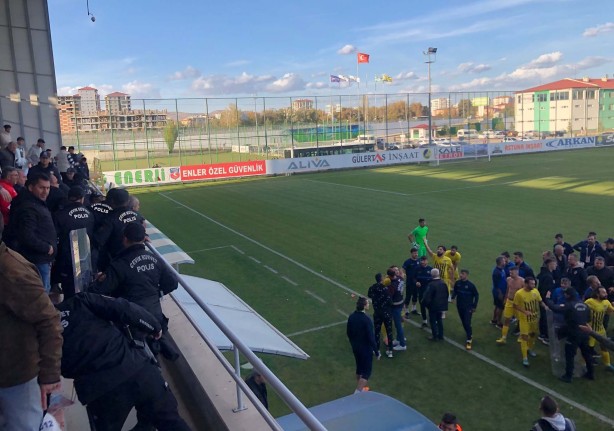 Foto - Futboldan men edin şunları! Kavgayı ayıran polislere bakın ne yaptılar