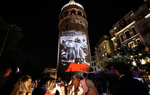 Galata Kulesi'nde ışık gösterisi