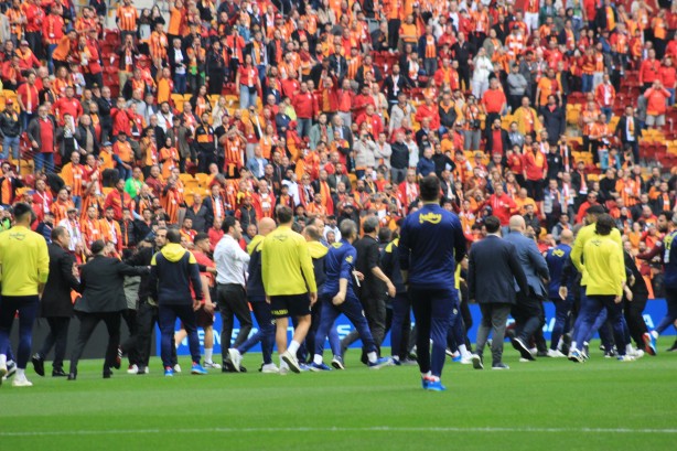 Foto - Galatasaray-Fenerbahçe derbisi başlamadan saha karıştı! İki takımın oyuncuları birbirine girdi!