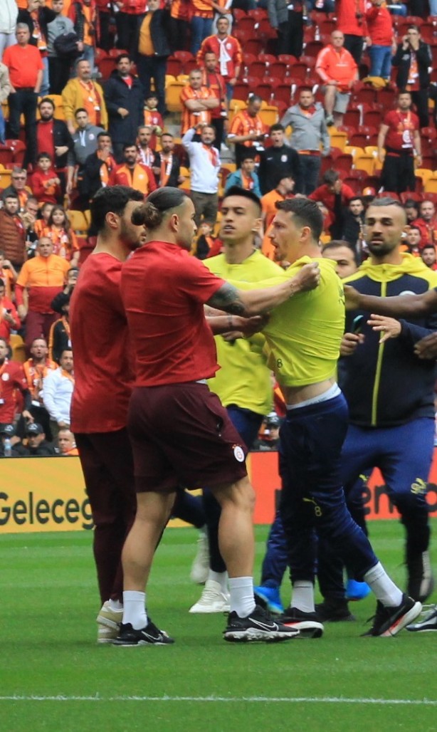 Galatasaray-Fenerbahçe derbisi başlamadan saha karıştı! İki takımın oyuncuları birbirine girdi!