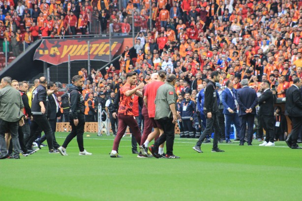 Foto - Galatasaray-Fenerbahçe derbisi başlamadan saha karıştı! İki takımın oyuncuları birbirine girdi!