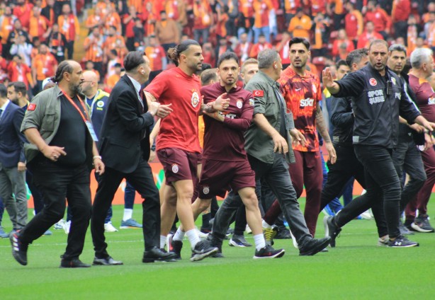 Foto - Galatasaray-Fenerbahçe derbisi başlamadan saha karıştı! İki takımın oyuncuları birbirine girdi!