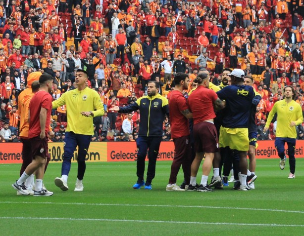 Foto - Galatasaray-Fenerbahçe derbisi başlamadan saha karıştı! İki takımın oyuncuları birbirine girdi!